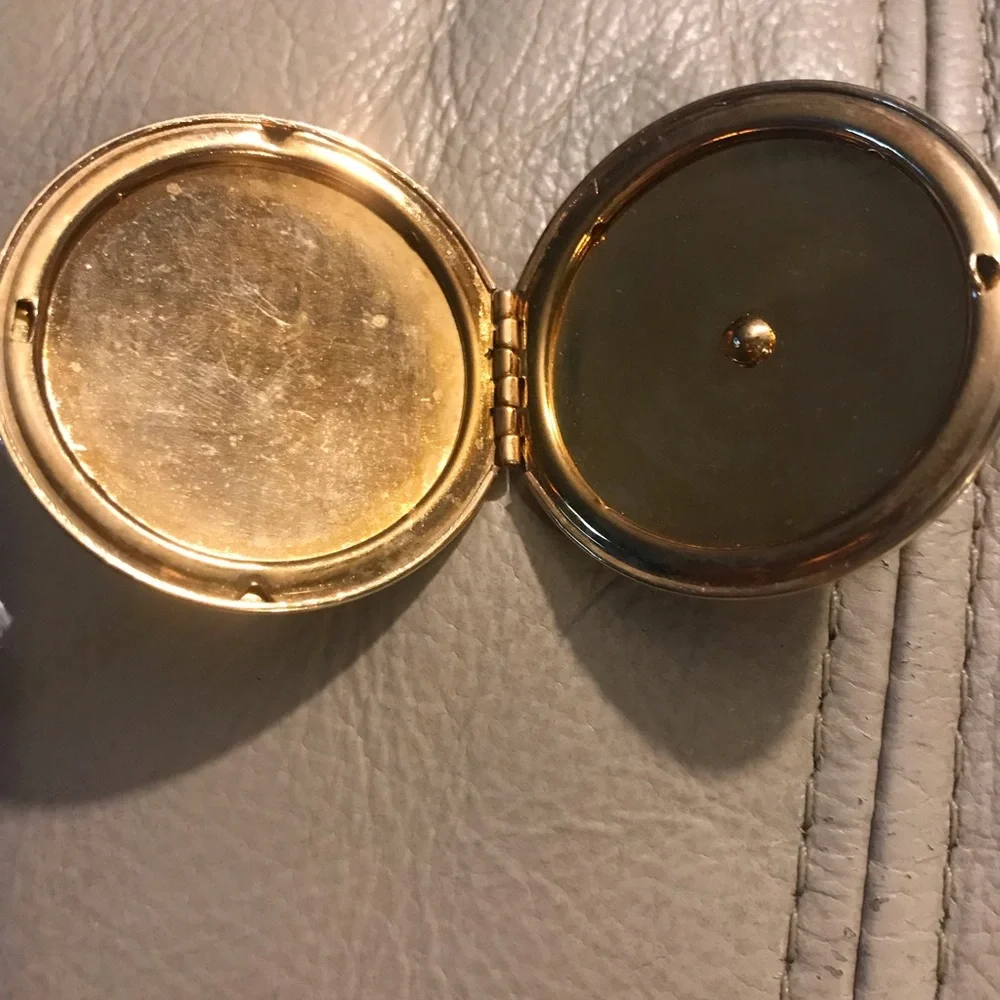 Beautiful Locket - Picture 3 of 3